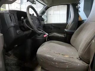 2016 GMC Savana Cargo z VIN 1GTW7AFF3G1904467, wystawiony jako Copart lot #50577005 z przebiegiem 137 186 mil mil oraz Czysty tytuł • Clean title. Historia ofert i sprzedaży dostępna na DreamBid. Obrazek 7.