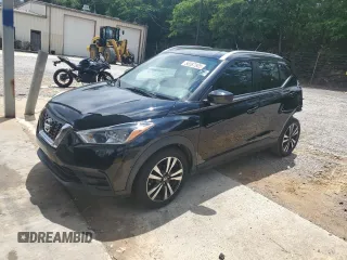 2020 Nissan Kicks SV z VIN 3N1CP5CV6LL498390, wystawiony jako Copart lot #56587805 z przebiegiem 93 839 mil mil oraz Czysty tytuł • Clean title. Historia ofert i sprzedaży dostępna na DreamBid. Obrazek 1.