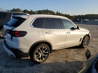 2025 BMW X5 sDrive40i with VIN 5UX13EU08S9W29831, listed as a Copart auction lot 43263975 with 21,624 mi miles and Clean Title. Bid and sale history available at carsss.com. Image 3.