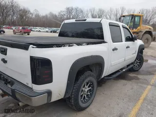 2007 Chevrolet Silverado 1500 LT w/1LT with VIN 3GCEK13397G532557, listed as a IAAI auction lot 41500202 with 216,911 mi miles. Bid and sale history available at carsss.com. Image 4.