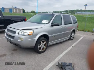2006 Chevrolet Uplander LS Fleet z VIN 1GBDV13L96D199392, wystawiony jako IAAI lot #42272780 z przebiegiem 81 730 mil mil oraz . Historia ofert i sprzedaży dostępna na DreamBid. Obrazek 2.