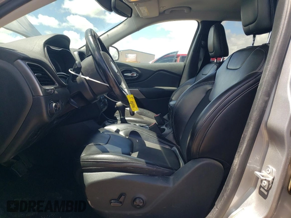 2019 Jeep Cherokee Latitude Plus z VIN 1C4PJMLX5KD331230, wystawiony jako Copart lot #56029515 z przebiegiem 84 912 mil mil oraz Szkoda całkowita • Salvage title. Historia ofert i sprzedaży dostępna na DreamBid. Obrazek 7.