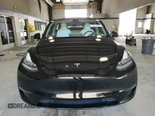 2021 Tesla Model Y Long Range z VIN 5YJYGAEE0MF298016, wystawiony jako Copart lot #55916955 z przebiegiem 59 578 mil mil oraz Szkoda całkowita • Salvage title. Historia ofert i sprzedaży dostępna na DreamBid. Obrazek 5.