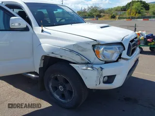2014 Toyota Tacoma PreRunner z VIN 3TMJU4GN8EM160522, wystawiony jako IAAI lot #42207788 z przebiegiem 103 361 mil mil oraz . Historia ofert i sprzedaży dostępna na DreamBid. Obrazek 6.
