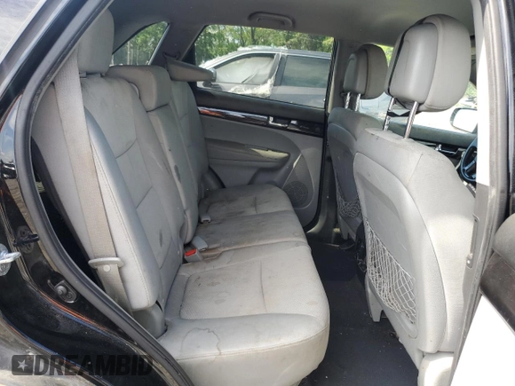 2013 Kia Sorento LX z VIN 5XYKT4A64DG352153, wystawiony jako Copart lot #55330825 z przebiegiem 289 967 mil mil oraz Szkoda całkowita • Salvage title. Historia ofert i sprzedaży dostępna na DreamBid. Obrazek 11.