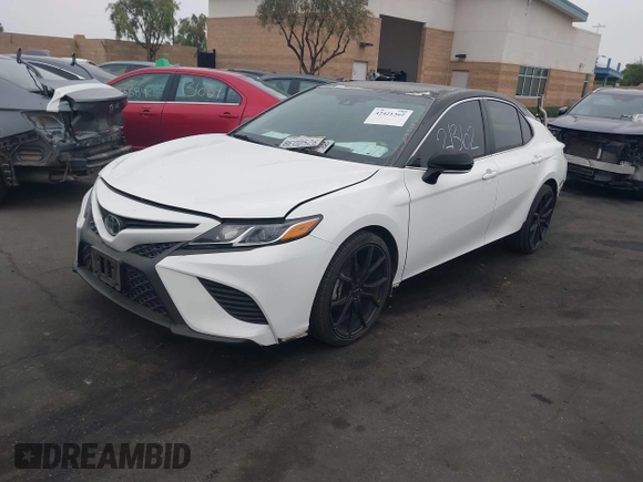 2018 Toyota Camry LE z VIN 4T1B11HK7JU111555, wystawiony jako IAAI lot #42421362 z przebiegiem 102 404 mil mil oraz . Historia ofert i sprzedaży dostępna na DreamBid. Obrazek 2.