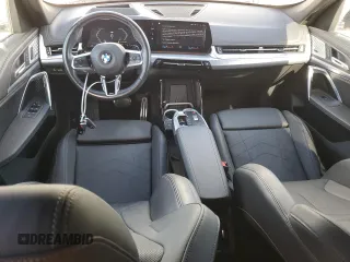 2023 BMW X1 xDrive28i z VIN WBX73EF07P5W78545, wystawiony jako Copart lot #54510885 z przebiegiem 15 197 mil mil oraz Szkoda całkowita • Salvage title. Historia ofert i sprzedaży dostępna na DreamBid. Obrazek 8.