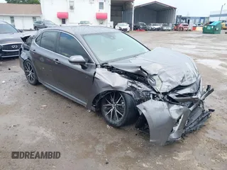 2023 Toyota Camry SE z VIN 4T1T11AK8PU802097, wystawiony jako IAAI lot #42389754 z przebiegiem 19 732 mil mil oraz . Historia ofert i sprzedaży dostępna na DreamBid. Obrazek 1.