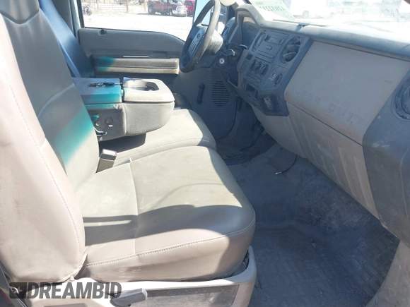 2009 Ford F-250 XL z VIN 1FTNF21599EB08658, wystawiony jako IAAI lot #42032215 z przebiegiem Nie podano mil oraz . Historia ofert i sprzedaży dostępna na DreamBid. Obrazek 5.