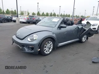 2018 Volkswagen Beetle S z VIN 3VW5DAAT3JM506023, wystawiony jako IAAI lot #42414886 z przebiegiem 33 424 mil mil oraz . Historia ofert i sprzedaży dostępna na DreamBid. Obrazek 18.