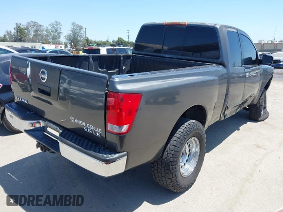 2006 Nissan Titan XE z VIN 1N6AA06B06N551578, wystawiony jako IAAI lot #42403828 z przebiegiem 143 420 mil mil oraz . Historia ofert i sprzedaży dostępna na DreamBid. Obrazek 4.