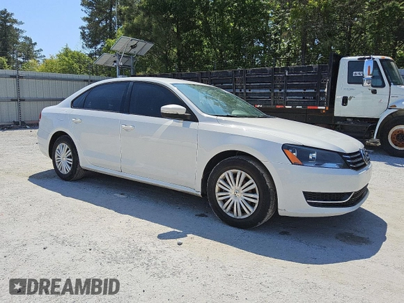 2014 Volkswagen Passat S z VIN 1VWAT7A3XEC092377, wystawiony jako Copart lot #50819465 z przebiegiem 133 119 mil mil oraz Czysty tytuł • Clean title. Historia ofert i sprzedaży dostępna na DreamBid. Obrazek 4.