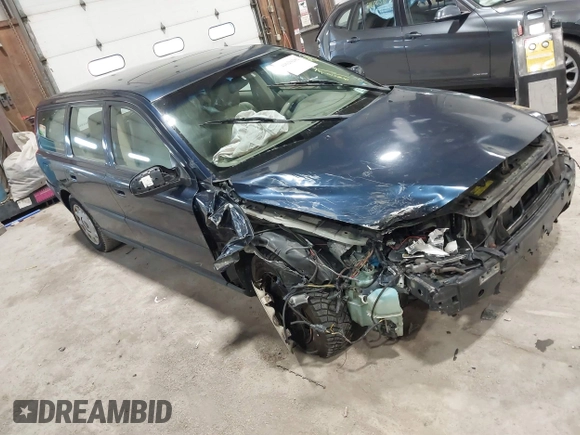 2002 Volvo V70 with VIN YV1SW61R721181578, listed as a IAAI auction lot 41620282 with 260,803 mi miles. Bid and sale history available at carsss.com. Image 1.