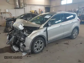 2017 Ford Escape SE z VIN 1FMCU0GD0HUC93439, wystawiony jako IAAI lot #41447523 z przebiegiem 94 776 mil mil oraz . Historia ofert i sprzedaży dostępna na DreamBid. Obrazek 2.
