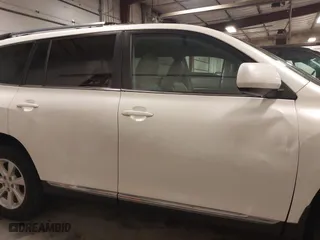 2011 Toyota Highlander with VIN 5TDBK3EHXBS069183, listed as a IAAI auction lot 41543896 with 221,490 mi miles. Bid and sale history available at carsss.com. Image 14.