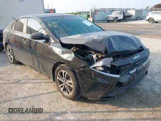 2024 Kia Forte LXS z VIN 3KPF24AD8RE824815, wystawiony jako IAAI lot #42068581 z przebiegiem 21 424 mil mil oraz . Historia ofert i sprzedaży dostępna na DreamBid. Obrazek 1.