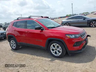 2025 Jeep Compass Latitude с VIN 3C4NJDBN8ST515983, выставлен на аукционе IAAI как лот 42172656 с пробегом 2 836 миль миль и . История ставок и продаж доступна на DreamBid. Изображение 13.