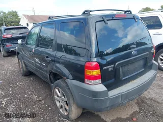 2005 Ford Escape XLT with VIN 1FMYU93185KE46923, listed as a IAAI auction lot 40062345 with 999,999 mi miles. Bid and sale history available at carsss.com. Image 3.