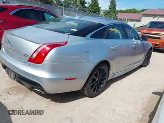 2016 Jaguar XJ R-Sport z VIN SAJWA1C7XG8W02813, wystawiony jako IAAI lot #42508758 z przebiegiem 102 919 mil mil oraz . Historia ofert i sprzedaży dostępna na DreamBid. Obrazek 4.