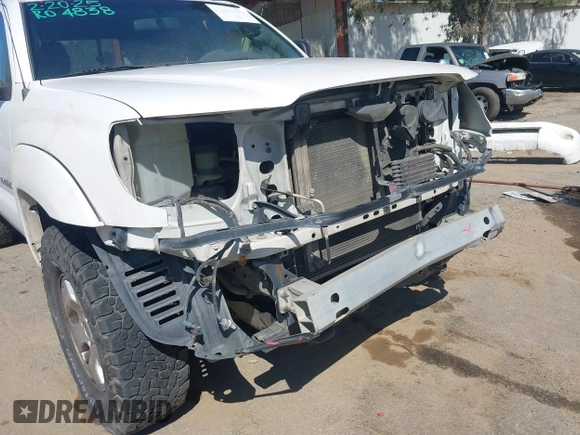 2005 Toyota Tacoma PreRunner z VIN 5TETU62N25Z062181, wystawiony jako IAAI lot #41837178 z przebiegiem 236 480 mil mil oraz . Historia ofert i sprzedaży dostępna na DreamBid. Obrazek 12.