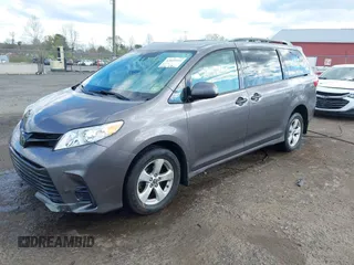 2019 Toyota Sienna L z VIN 5TDZZ3DC3KS988944, wystawiony jako IAAI lot #42019544 z przebiegiem 237 106 mil mil oraz . Historia ofert i sprzedaży dostępna na DreamBid. Obrazek 2.