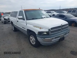 1996 Dodge 1500 z VIN 1B7HC16Y7TS692599, wystawiony jako IAAI lot #41897126 z przebiegiem 113 562 mil mil oraz . Historia ofert i sprzedaży dostępna na DreamBid. Obrazek 1.