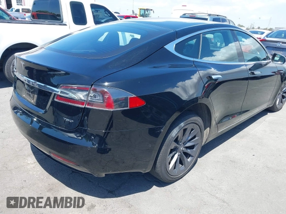 2018 Tesla Model S 75D z VIN 5YJSA1E25JF292480, wystawiony jako IAAI lot #42244185 z przebiegiem 42 199 mil mil oraz . Historia ofert i sprzedaży dostępna na DreamBid. Obrazek 4.