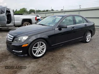 2013 Mercedes-Benz C 300 Sport z VIN WDDGF8AB2DG104911, wystawiony jako Copart lot #60088735 z przebiegiem 126 847 mil mil oraz Czysty tytuł • Clean title. Historia ofert i sprzedaży dostępna na DreamBid. Obrazek 1.