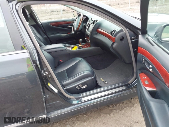 2007 Lexus LS 460 z VIN JTHBL46F275001780, wystawiony jako IAAI lot #41921719 z przebiegiem 65 407 mil mil oraz . Historia ofert i sprzedaży dostępna na DreamBid. Obrazek 5.