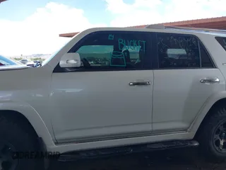 2011 Toyota 4Runner Trail z VIN JTEBU5JR6B5043167, wystawiony jako IAAI lot #42400681 z przebiegiem 265 137 mil mil oraz . Historia ofert i sprzedaży dostępna na DreamBid. Obrazek 14.