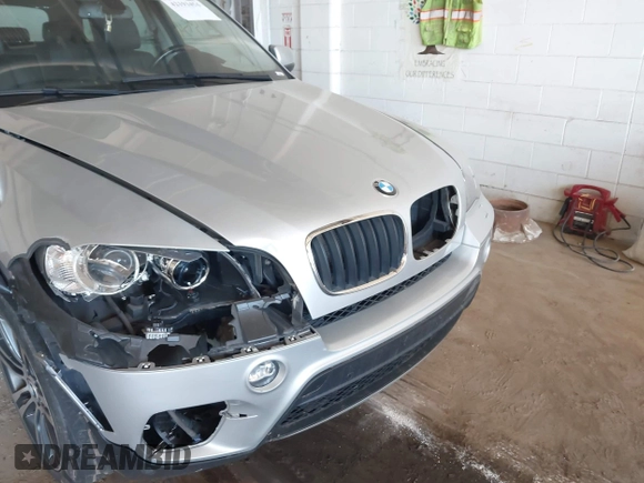 2013 BMW X5 xDrive35i z VIN 5UXZV4C55D0B09049, wystawiony jako IAAI lot #42193454 z przebiegiem 186 845 mil mil oraz . Historia ofert i sprzedaży dostępna na DreamBid. Obrazek 6.