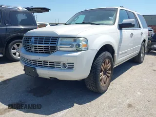 2009 Lincoln Navigator z VIN 5LMFU27509EJ00460, wystawiony jako IAAI lot #42251045 z przebiegiem 141 330 mil mil oraz . Historia ofert i sprzedaży dostępna na DreamBid. Obrazek 2.