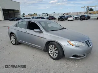 2014 Chrysler 200 Touring z VIN 1C3CCBBB0EN177211, wystawiony jako Copart lot #63526614 z przebiegiem 131 915 mil mil oraz Szkody całkowita. Historia ofert i sprzedaży dostępna na DreamBid. Obrazek 4.