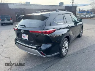 2022 Toyota Highlander Platinum z VIN 5TDFZRBH0NS226809, wystawiony jako Copart lot #51350925 z przebiegiem 25 146 mil mil oraz Czysty tytuł • Clean title. Historia ofert i sprzedaży dostępna na DreamBid. Obrazek 4.