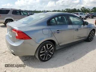 2018 Volvo S60 Dynamic z VIN YV126MFL4J2452338, wystawiony jako Copart lot #72517124 z przebiegiem 70 668 mil mil oraz Czysty tytuł • Clean title. Historia ofert i sprzedaży dostępna na DreamBid. Obrazek 3.