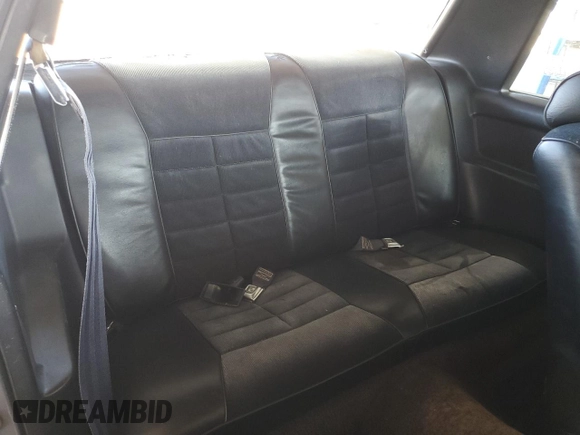 1983 Ford Mustang z VIN 1FABP26A1DF176922, wystawiony jako Copart lot #46378435 z przebiegiem 63 106 mil mil oraz Czysty tytuł • Clean title. Historia ofert i sprzedaży dostępna na DreamBid. Obrazek 10.