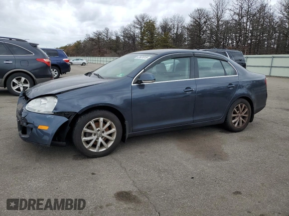 2010 Volkswagen Jetta SE with VIN 3VWRZ7AJ2AM038256, listed as a Copart auction lot 47631015 with 205,579 mi miles and Salvage title. Bid and sale history available at DreamBid. Image 1.
