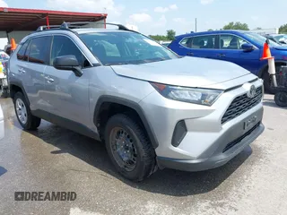2021 Toyota RAV4 LE z VIN 2T3H1RFV1MC158700, wystawiony jako IAAI lot #42424148 z przebiegiem 114 863 mil mil oraz . Historia ofert i sprzedaży dostępna na DreamBid. Obrazek 1.