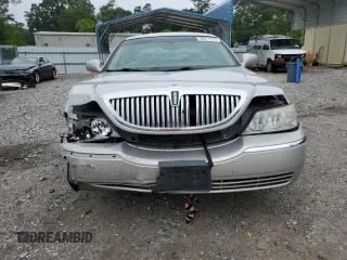 2003 Lincoln Town Car Executive z VIN 1LNHM81W93Y630917, wystawiony jako Copart lot #58377215 z przebiegiem 202 486 mil mil oraz Szkoda całkowita • Salvage title. Historia ofert i sprzedaży dostępna na DreamBid. Obrazek 5.