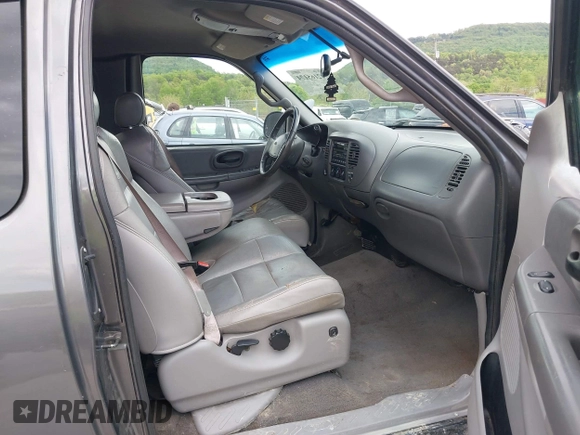 2002 Ford F-150 XL z VIN 2FTRX18L92CA15504, wystawiony jako IAAI lot #42165174 z przebiegiem Nie podano mil oraz . Historia ofert i sprzedaży dostępna na DreamBid. Obrazek 5.