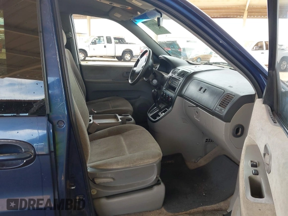 2005 Kia Sedona LX with VIN KNDUP132X56697388, listed as a IAAI auction lot 40695710 with 217,116 mi miles. Bid and sale history available at carsss.com. Image 5.