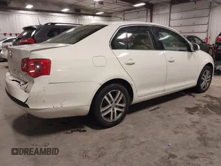 2005 Volkswagen Jetta 2.5L with VIN 3VWSF71K55M627164, listed as a IAAI auction lot 41472265 with 233,937 mi miles and . Bid and sale history available at DreamBid. Image 4.
