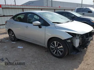 2024 Nissan Versa SV z VIN 3N1CN8EV5RL902471, wystawiony jako IAAI lot #42279532 z przebiegiem 21 295 mil mil oraz . Historia ofert i sprzedaży dostępna na DreamBid. Obrazek 1.