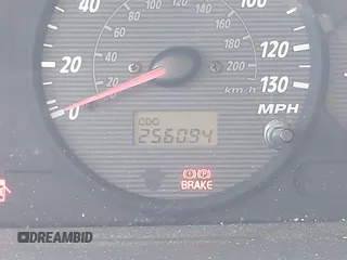 2002 Hyundai Santa Fe GLS z VIN KM8SC73D42U281993, wystawiony jako IAAI lot #42098783 z przebiegiem 256 094 mil mil oraz . Historia ofert i sprzedaży dostępna na DreamBid. Obrazek 15.