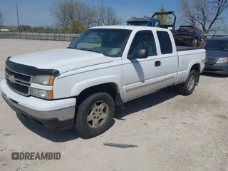 2006 Chevrolet Silverado 1500 LT1 with VIN 2GCEK19B061108884, listed as a IAAI auction lot 42072137 with 299,000 mi miles. Bid and sale history available at carsss.com. Image 2.