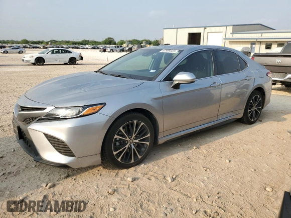 2020 Toyota Camry SE z VIN 4T1G11AK5LU968007, wystawiony jako Copart lot #52989325 z przebiegiem 51 833 mil mil oraz Czysty tytuł • Clean title. Historia ofert i sprzedaży dostępna na DreamBid. Obrazek 1.