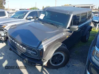 2023 Ford Bronco z VIN 1FMEE5DP5PLB74663, wystawiony jako IAAI lot #41664201 z przebiegiem 10 596 mil mil oraz . Historia ofert i sprzedaży dostępna na DreamBid. Obrazek 17.