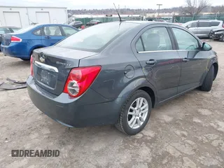 2012 Chevrolet Sonic LT z VIN 1G1JC5SH0C4173373, wystawiony jako IAAI lot #41628285 z przebiegiem 113 561 mil mil oraz . Historia ofert i sprzedaży dostępna na DreamBid. Obrazek 4.