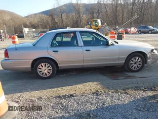 2005 Ford Crown Victoria LX z VIN 2FAFP74W85X121984, wystawiony jako IAAI lot #41427678 z przebiegiem 113 437 mil mil oraz . Historia ofert i sprzedaży dostępna na DreamBid. Obrazek 13.