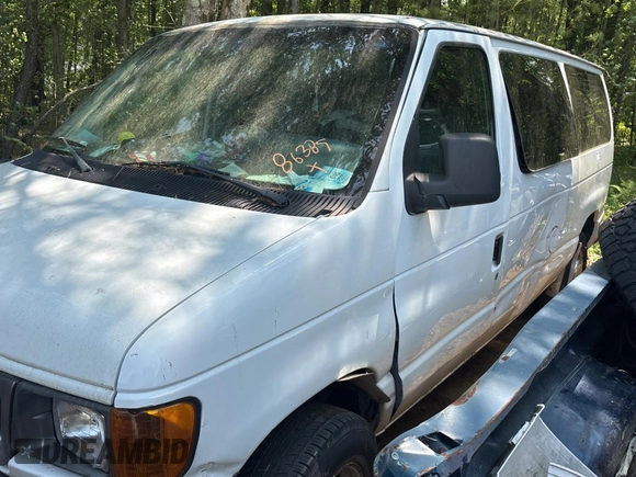 2004 Ford Econoline Passenger XL z VIN 1FBNE31L24HA20389, wystawiony jako Copart lot #61014605 z przebiegiem Nie podano mil oraz Czysty tytuł • Clean title. Historia ofert i sprzedaży dostępna na DreamBid. Obrazek 3.